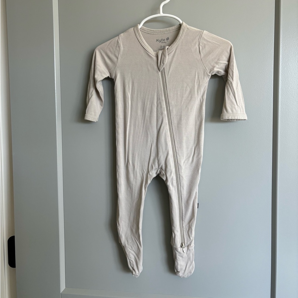 Kyte baby 2 way zip footies 3-6 months oat very gently used